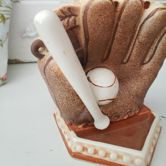 Baseball Glove Planter - Picture 3 of 7